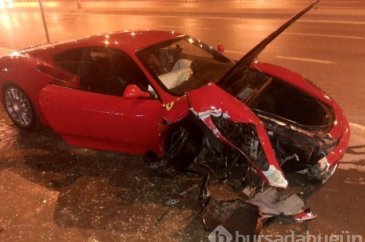 Lüks aracıyla trafik kazası geçirdi