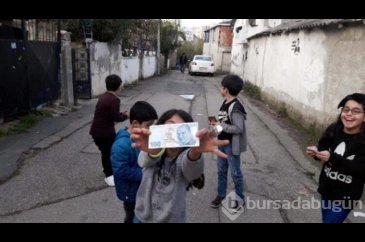 Bir araba dolusu para dağıttı