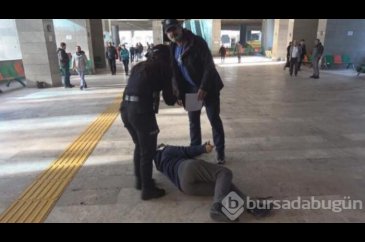 Uçakta olay çıkaran kadın, adliyede kendini yere attı!