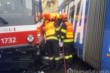 Tramvayların arasında sıkışan sürücünün inanılmaz kurtuluşu