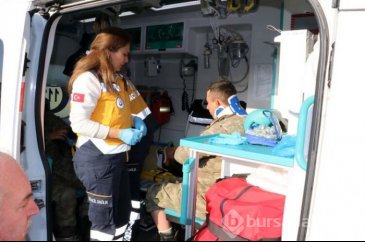 Askeri araç kaza yaptı! Yaralılar var
