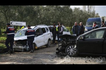Bursa'da otomobiller kafa kafaya çarpıştı