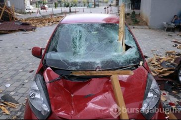 Çatı otomobillerin üzerine düştü!
