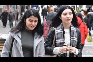 Sokak sokak gezip para saçıyorlar