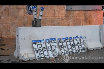 Plakalar yol kenarında birikti
