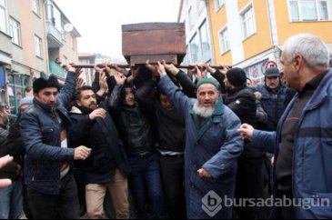 Binlerce kişi tabuta dokunmak için yarıştı!