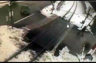 Trenin geçişini beklemek istemediği için bariyeri kırdı!