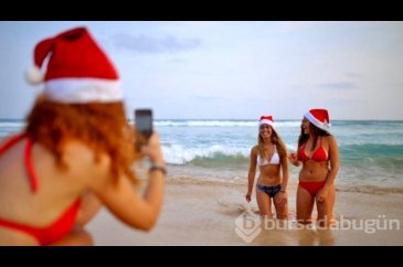 Noel coşturdu, sahile kırmızı bikinileriyle akın ettiler!