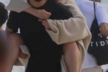 Selena Gomez'i böyle götürdüler!