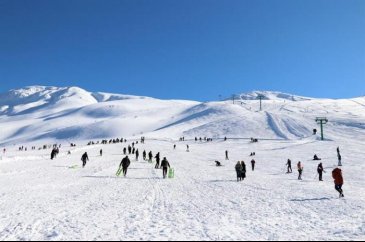 Göl manzaralı kayak merkezi