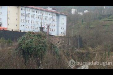 Tahliye edilen riskli okulun istinat duvarı çöktü