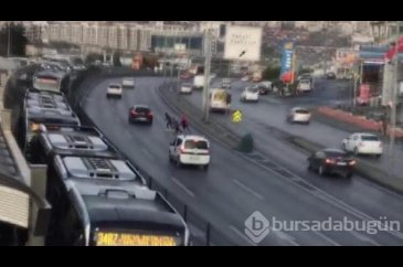 Metrobüs durağında şok görüntüler!