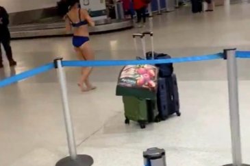 Bir anda soyunup striptiz yapmaya başladı