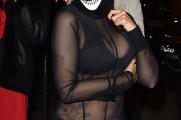 Cardi B soğuk havada tül giydi!