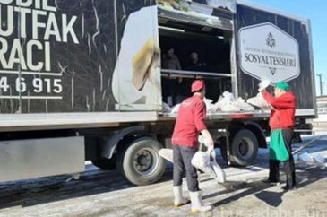 Yardım paketlerinden çıkan notlar herkesi duygulandırdı