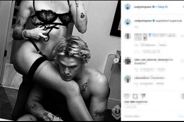 Miley Cyrus ve Cody Simpson'dan banyoda poz!