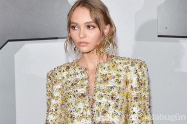 Lily-Rose Depp transparan elbisesiyle büyüledi!