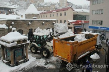 Üç metreyi geçen buz sarkıtları oluştu!