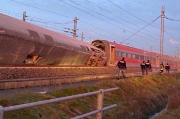 Yüksek hızlı tren raydan çıktı!