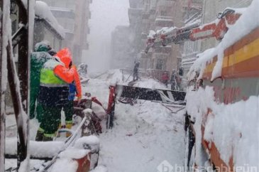 Kar nedeniyle pazar yerinin çatısı çöktü!