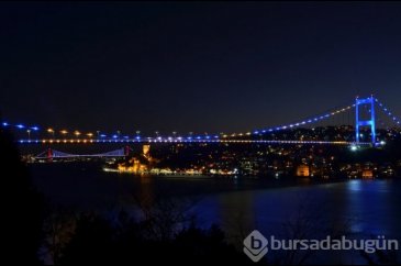 İstanbul'un iki köprüsü renklerine büründü