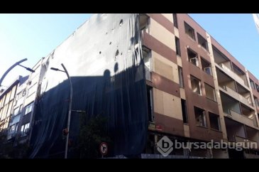 8 aydır yıkılmayı bekleyen bina