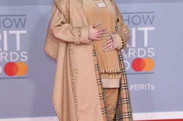 Brit Ödülleri'nde kırmızı halı şıklığı