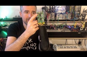  Protez kolla müzik aleti çalıyor
