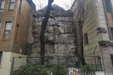 16 asırlık Arkadios Sütunu "sıkıştı"
