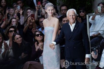 Boş salonda defile yaptı