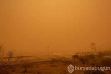 Kum fırtınası gökyüzünü turuncuya boyadı
