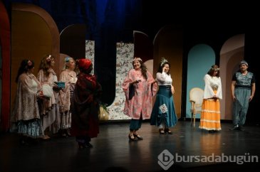 İstanbul Efendisi Türk Anneler Derneği yararına sahnede