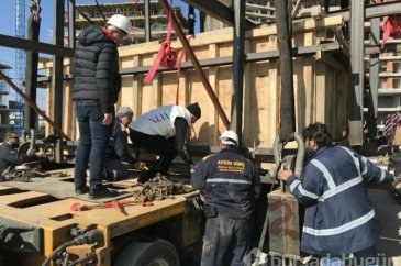 Bursa'da 55 yıllık selvi ağacı zarar görmeden taşındı!