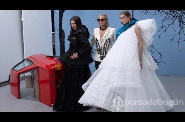 Gigi ve Bella Hadid anneleriyle podyuma çıktı