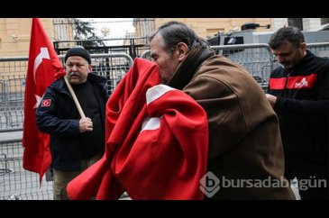 Protestocular Rus konsolosluğuna koştular!