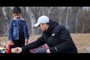 Ünlü oyuncu sınırda bekleyen göçmenlere yardım dağıttı