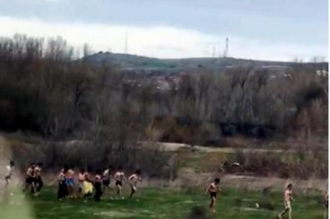 Yunan askeri göçmenleri dövdükten sonra yarı çıplak döndürdü