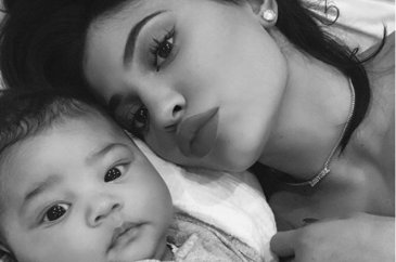 Kylie Jenner bebeğini emzirmedi