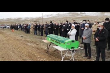 Rektörün babasının cenaze töreni koronavirüs önlemleri eşliğinde ge...