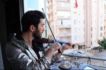 Komşularına balkondan konser verdi! 