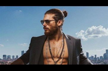 Can Yaman karantinayı sporla geçiriyor