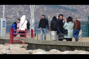 Kocaeli'de uyarılara aldırış etmeyenler sahile akın etti
