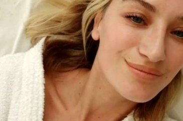 Cesur model Didem Soydan'dan bornozlu yatak pozu!