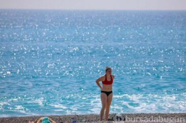 Antalyalılar evde, turistler denizde