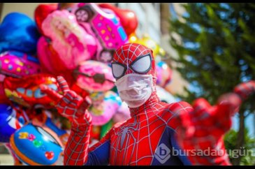 Örümcek Adam ağ değil maske attı