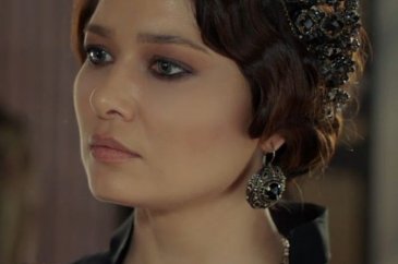 Nurgül Yeşilçay, yaşlılara yapılanlara tepki gösterdi
