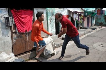 Hindistan'da sokağa çıkma yasağına uymayanları polis demirle dövdü