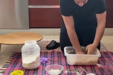 Mutfağa girdi, hamur yoğurdu...