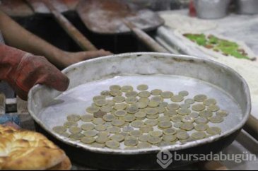 Virüse karşı madeni paraları fırında ısıtıyor