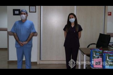 2 hemşire koronavirüsü yenerek alkışlarla göreve döndü